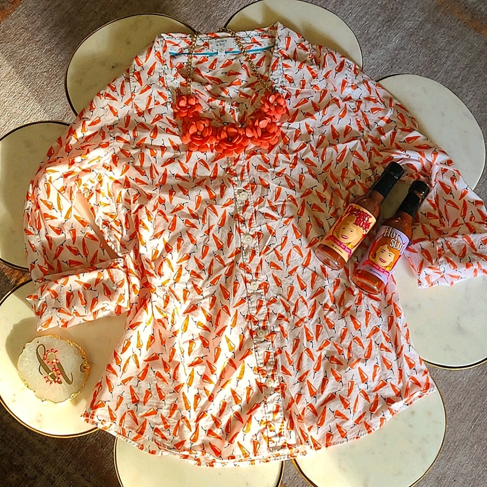 Crown & Ivy button up chili pepper top medium